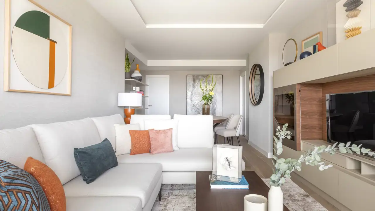 Salones rectangulares con dos ambientes: 12 ideas para un espacio funcional y con encanto
