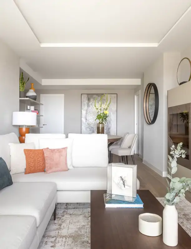 Salones rectangulares con dos ambientes: 12 ideas para un espacio funcional y con encanto