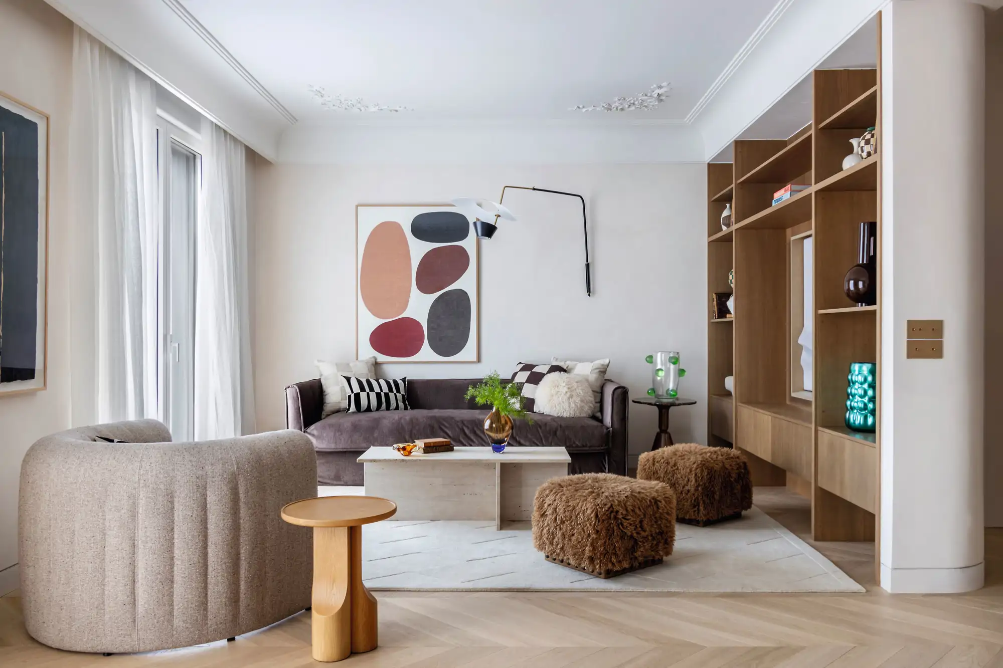 Salón con cuadro y gran estantería de madera