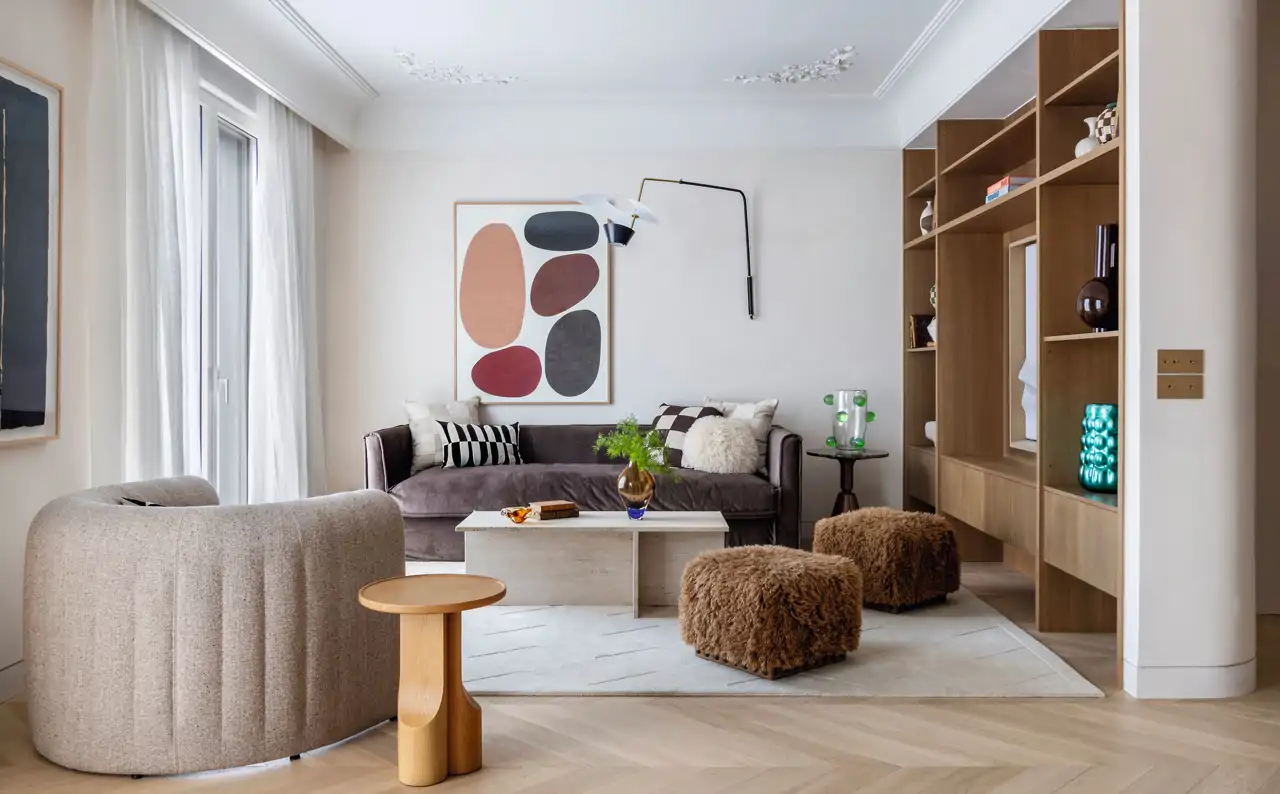 Salón con cuadro y gran estantería de madera