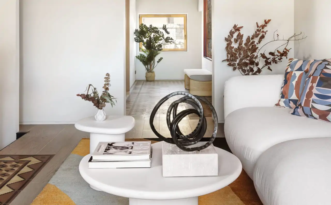 Salón con sofá blanco y mesa de centro