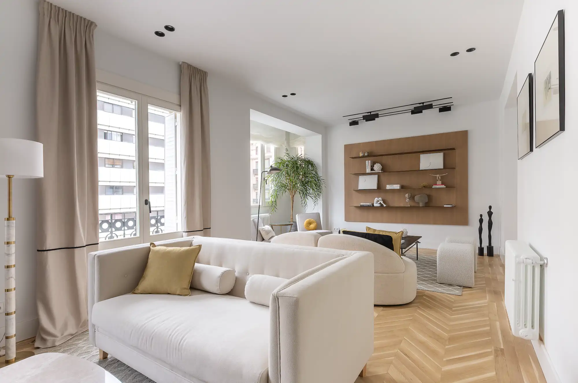 salon tonos crudos con dos ambientes