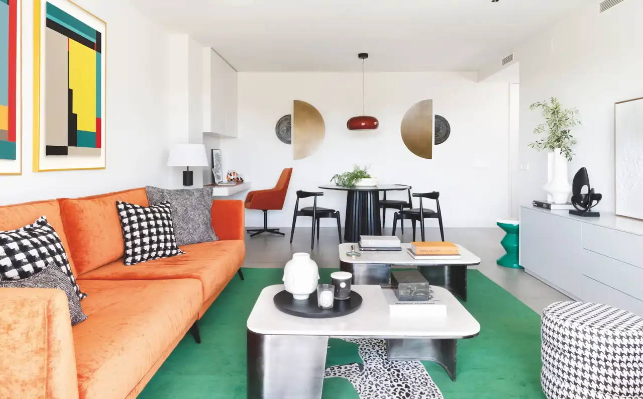Un salón rectangular con comedor y oficina