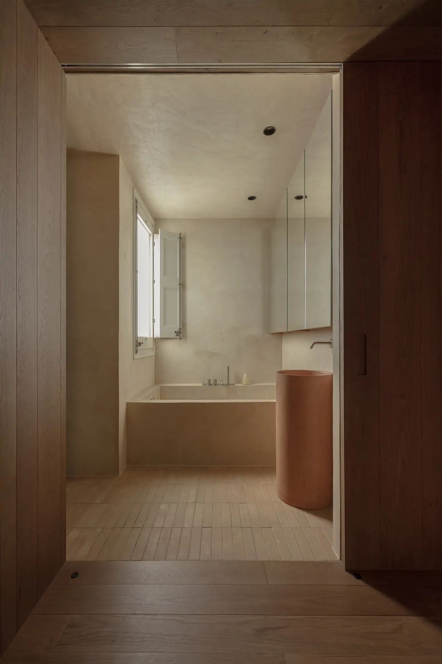 Baño con materiales naturales bañera 