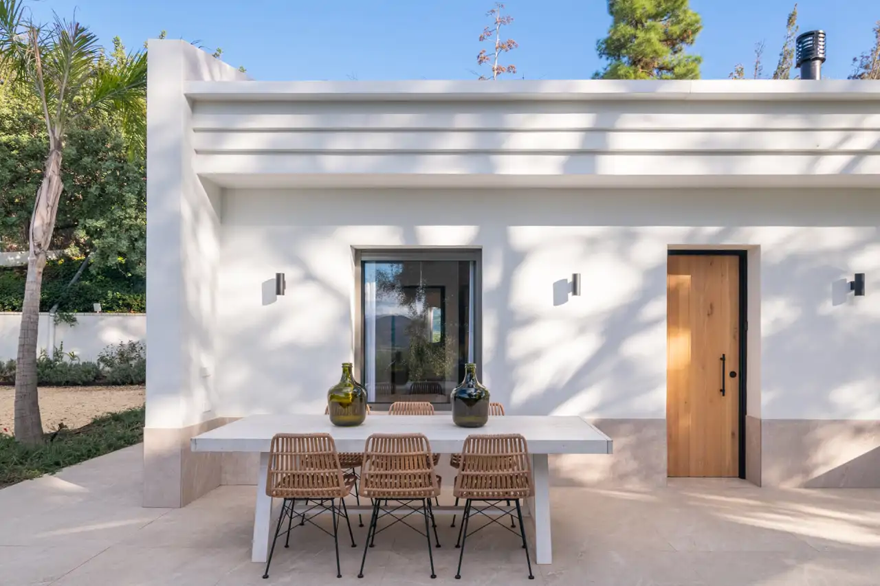COMEDOR EXTERIOR: Mobiliario, de La Albaida. Vasijas de vidrio, de Kave Home.