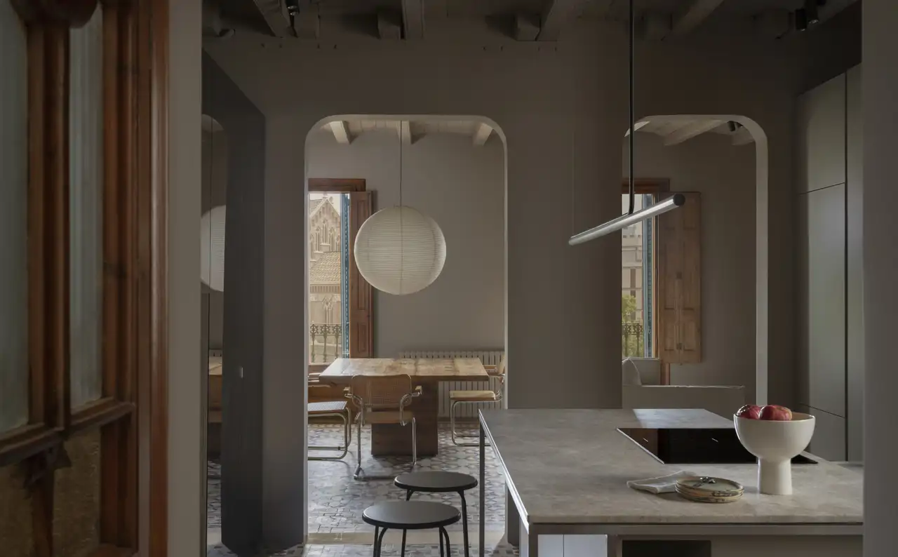 cocina abieta con arcos isla de marmol