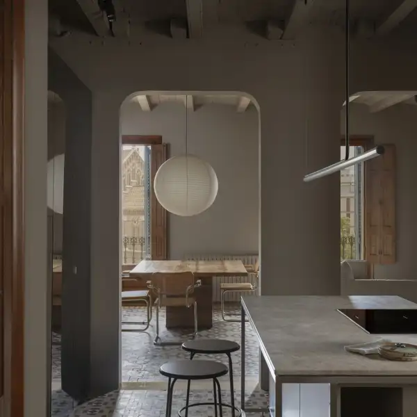 Encanto tradicional y una reforma moderna: así es esta vivienda familiar del Eixample pensada para crecer con quienes la habitan