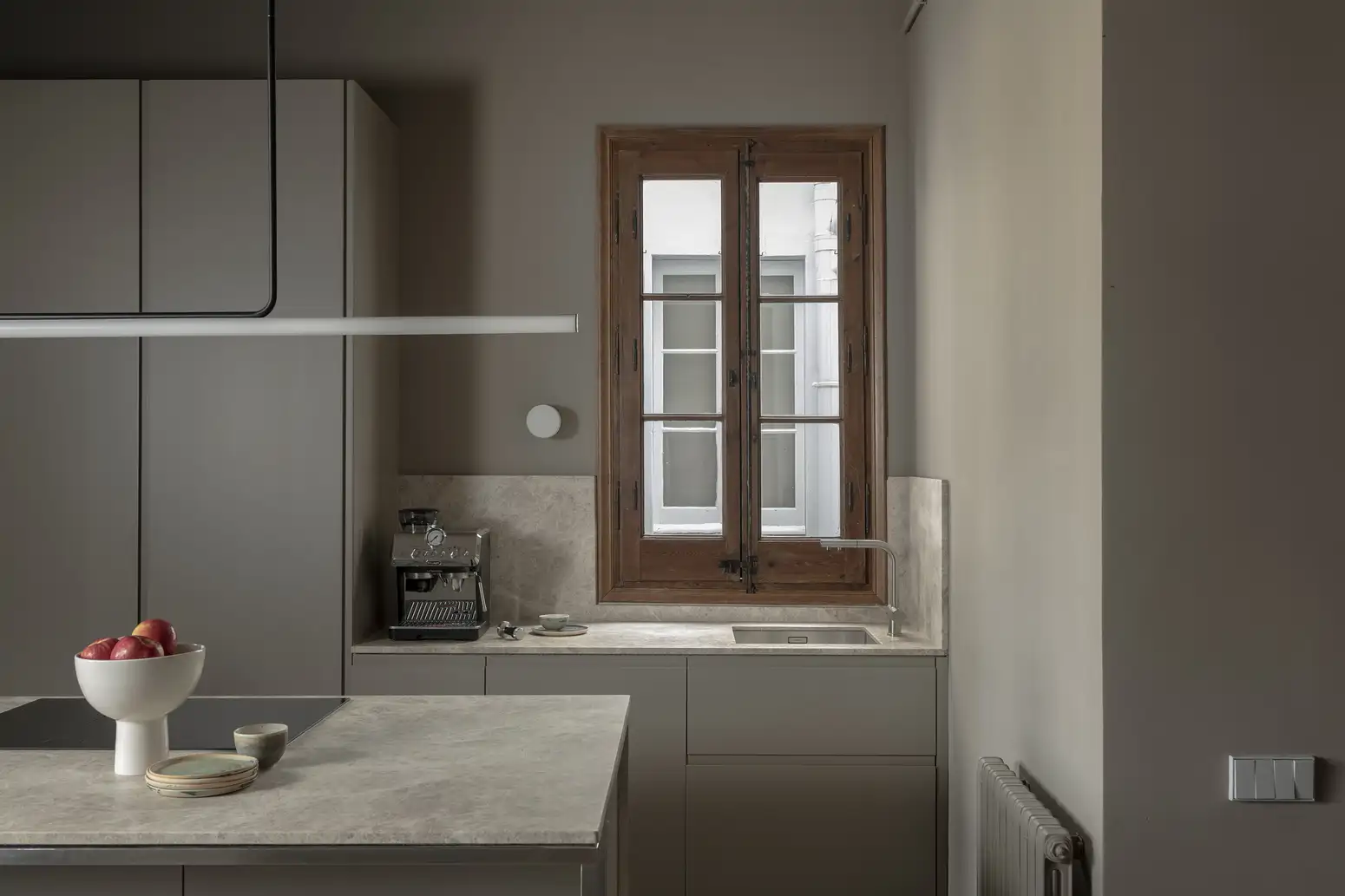 cocina con mármol y ventana de madera