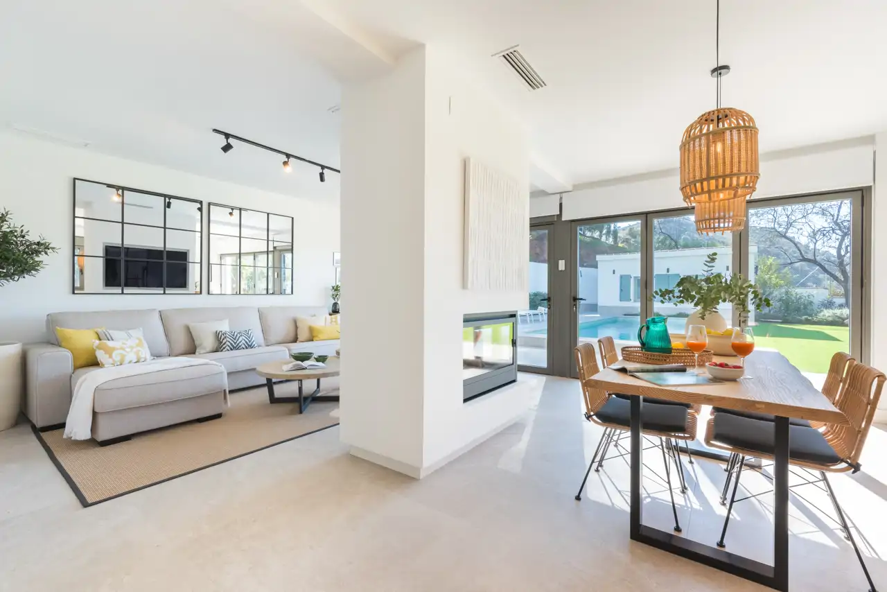 comedor, cocina y salon con chimenea y vistas al jardin