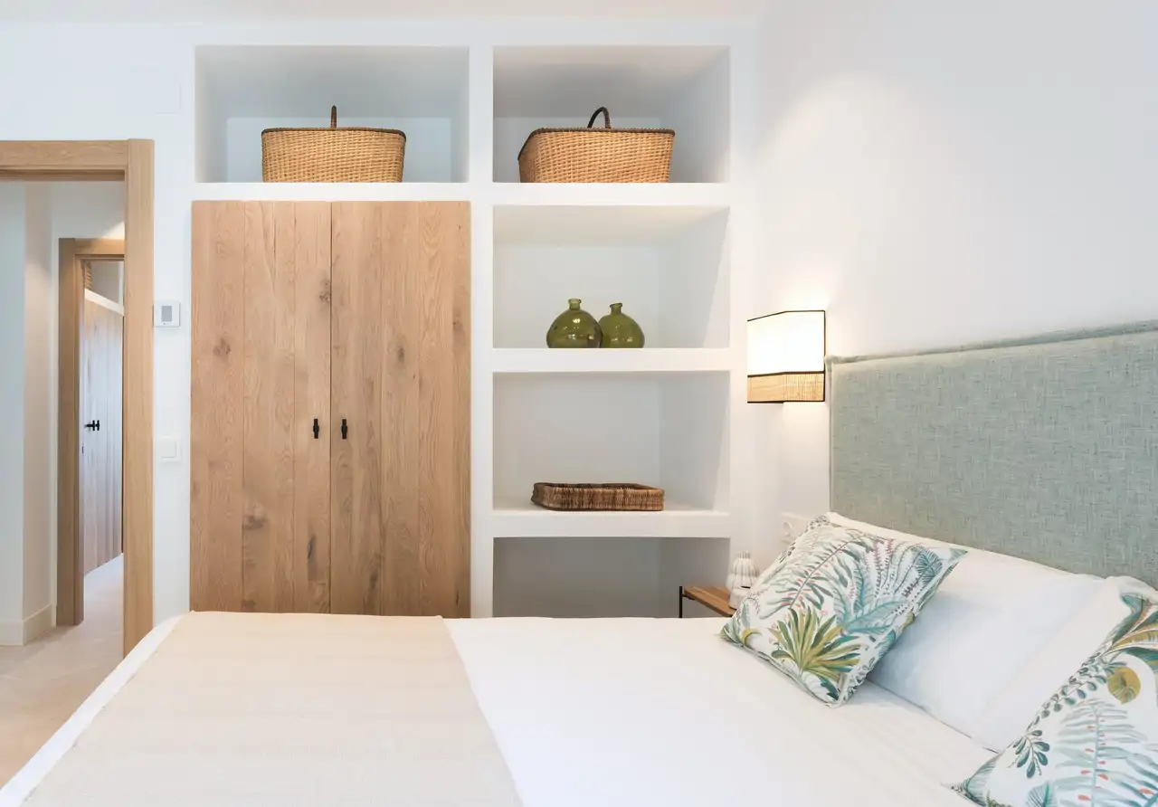 DORMITORIO: Mesitas de noche y cestos, de Zara Home. Apliques, de Kenay Home.