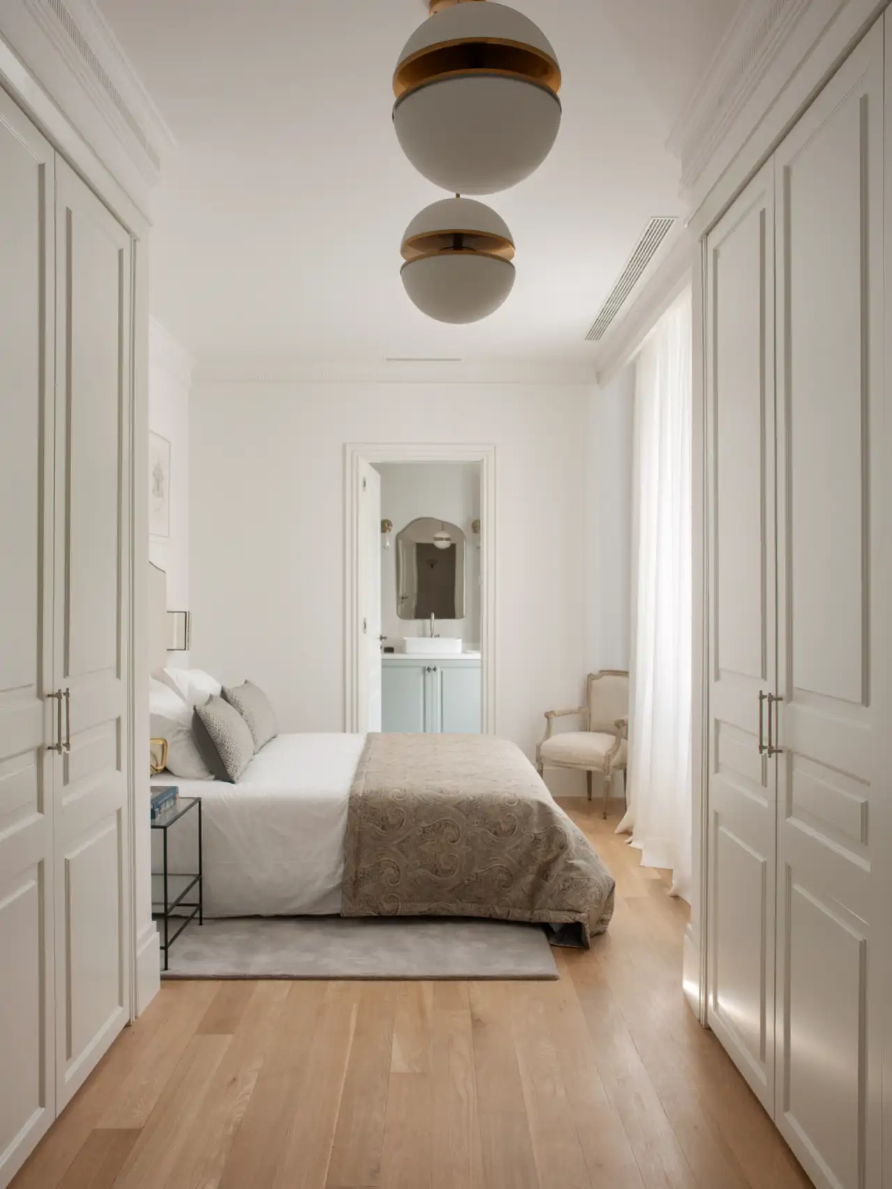 Dormitorio blanco con armarios