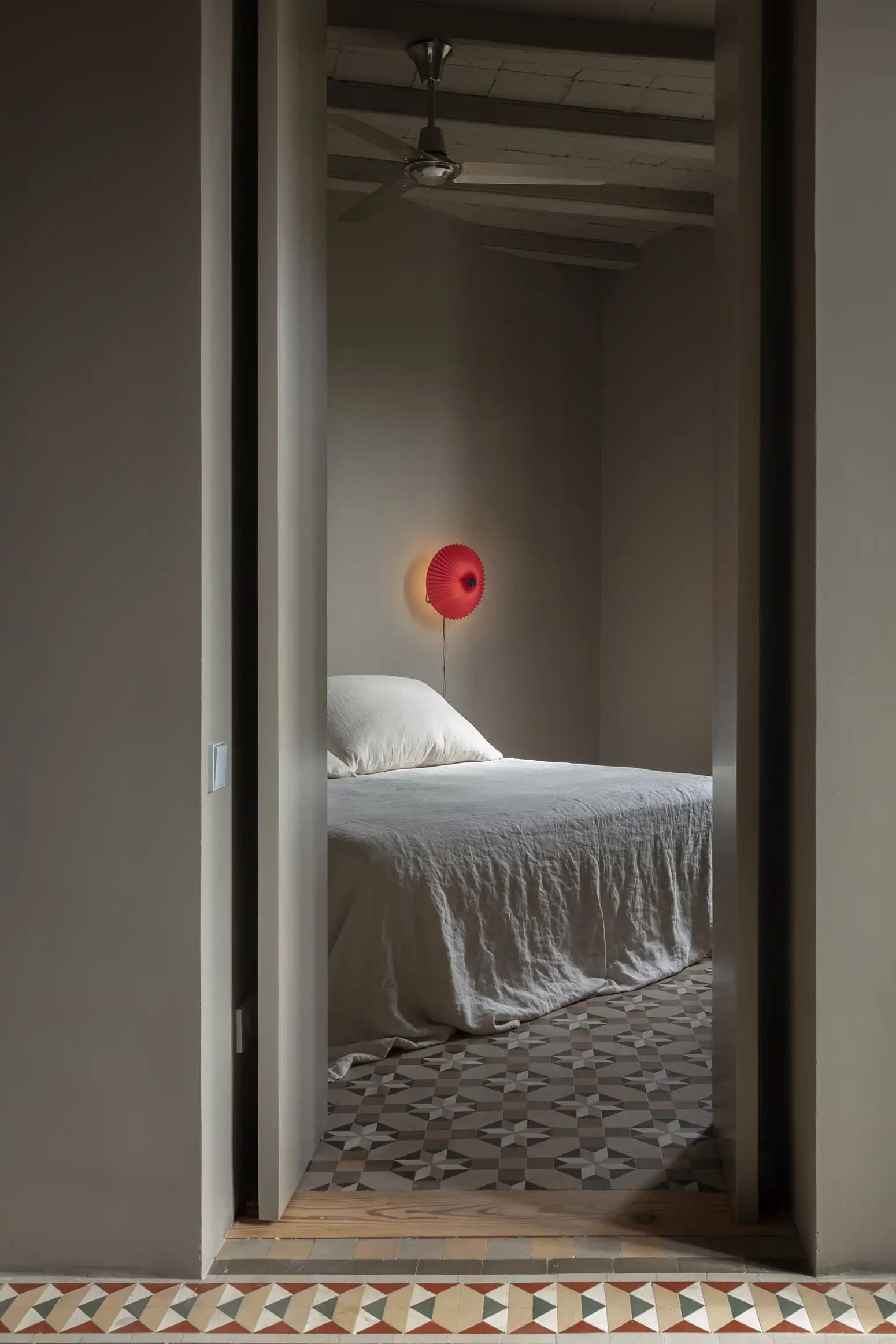 dormitorio con lámpara de hay design y mosaico noia