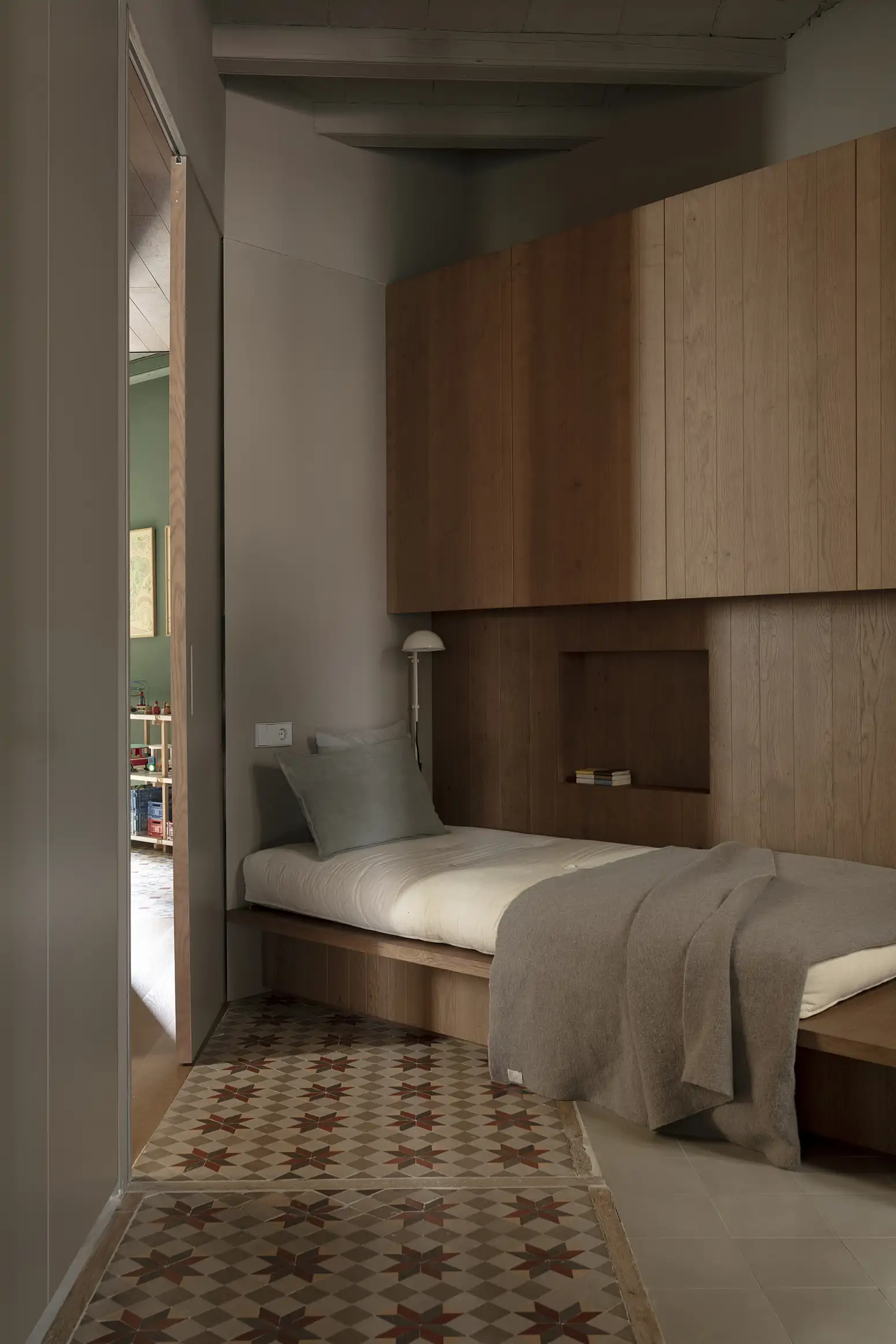 Dormitorio en pasillo con mobiliario flexible madera