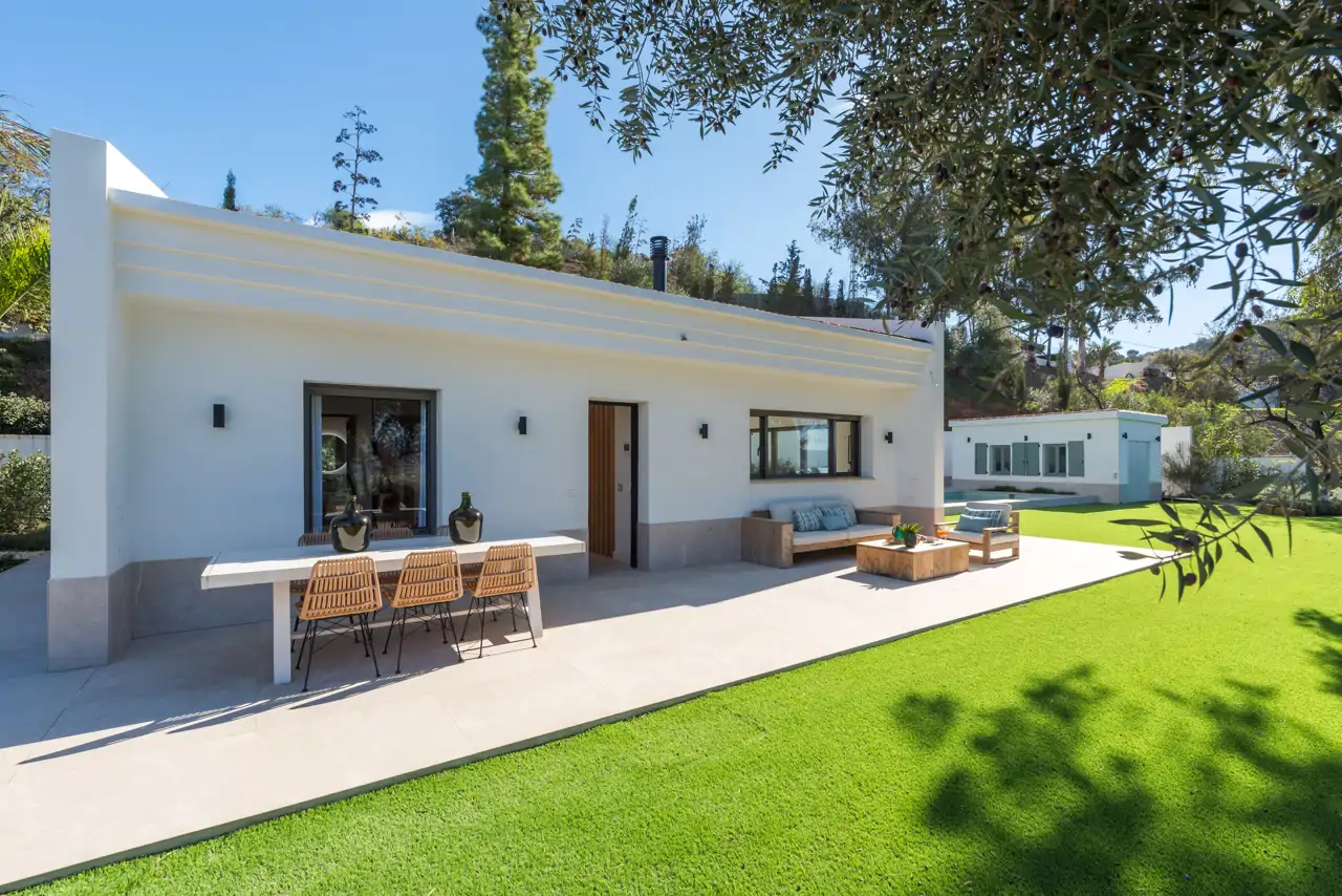 exteriores jardin con piscina y dos viviendas