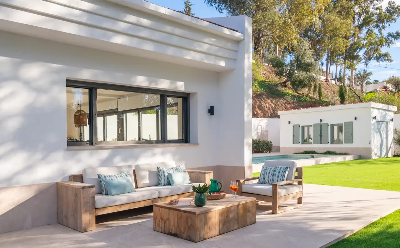 fachada casa con jardin y piscina y casa de invitados
