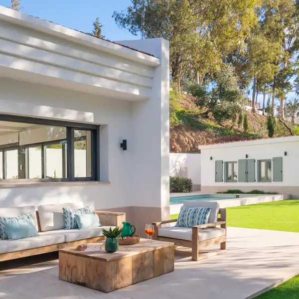 Abuelos, padres y nietos crean recuerdos en esta casa de campo familiar, ahora moderna, con jardín y piscina