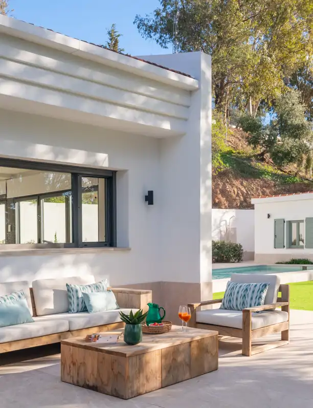 Abuelos, padres y nietos crean recuerdos en esta casa de campo familiar, ahora moderna, con jardín y piscina