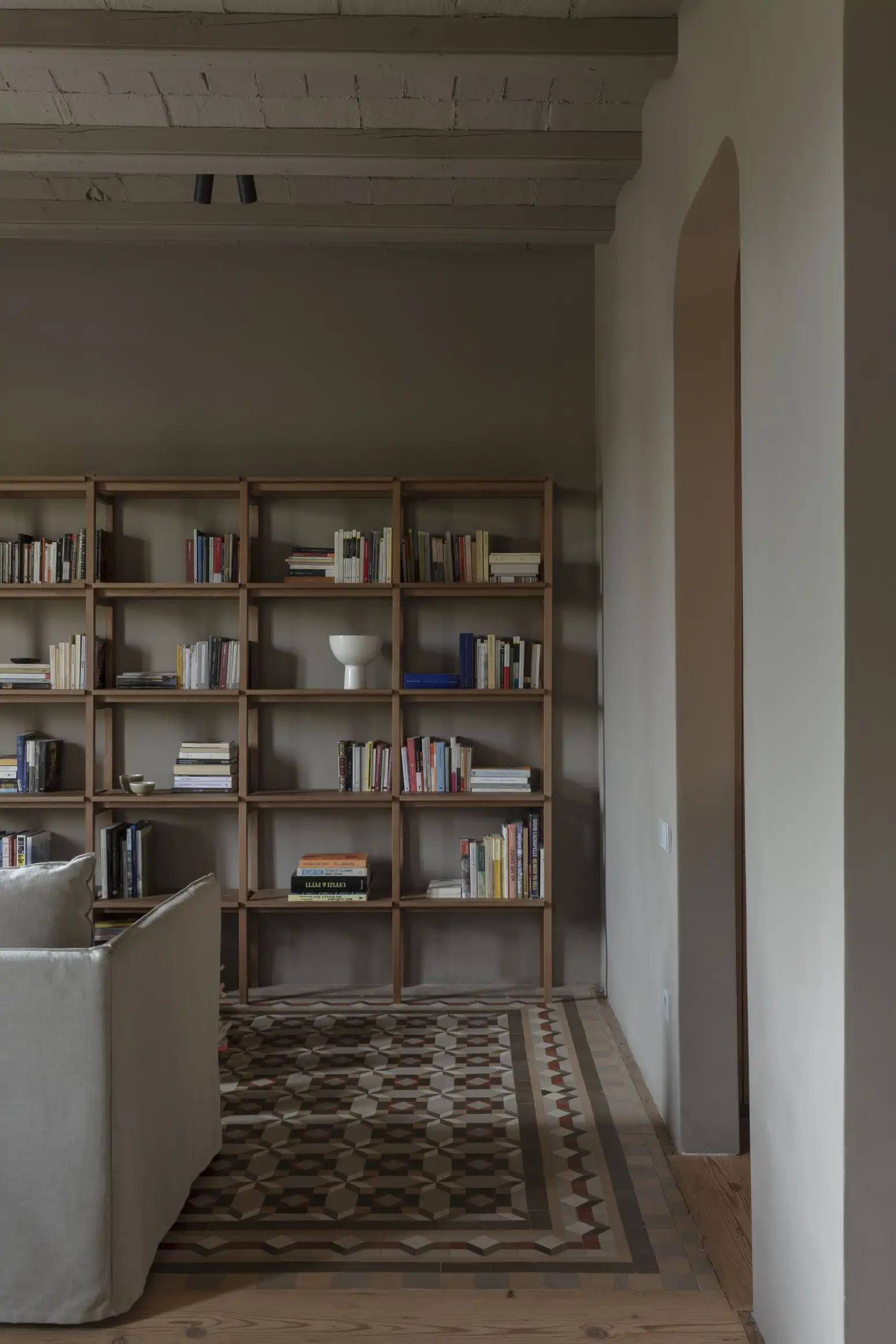 salón con estantería mosaico y volta catalana