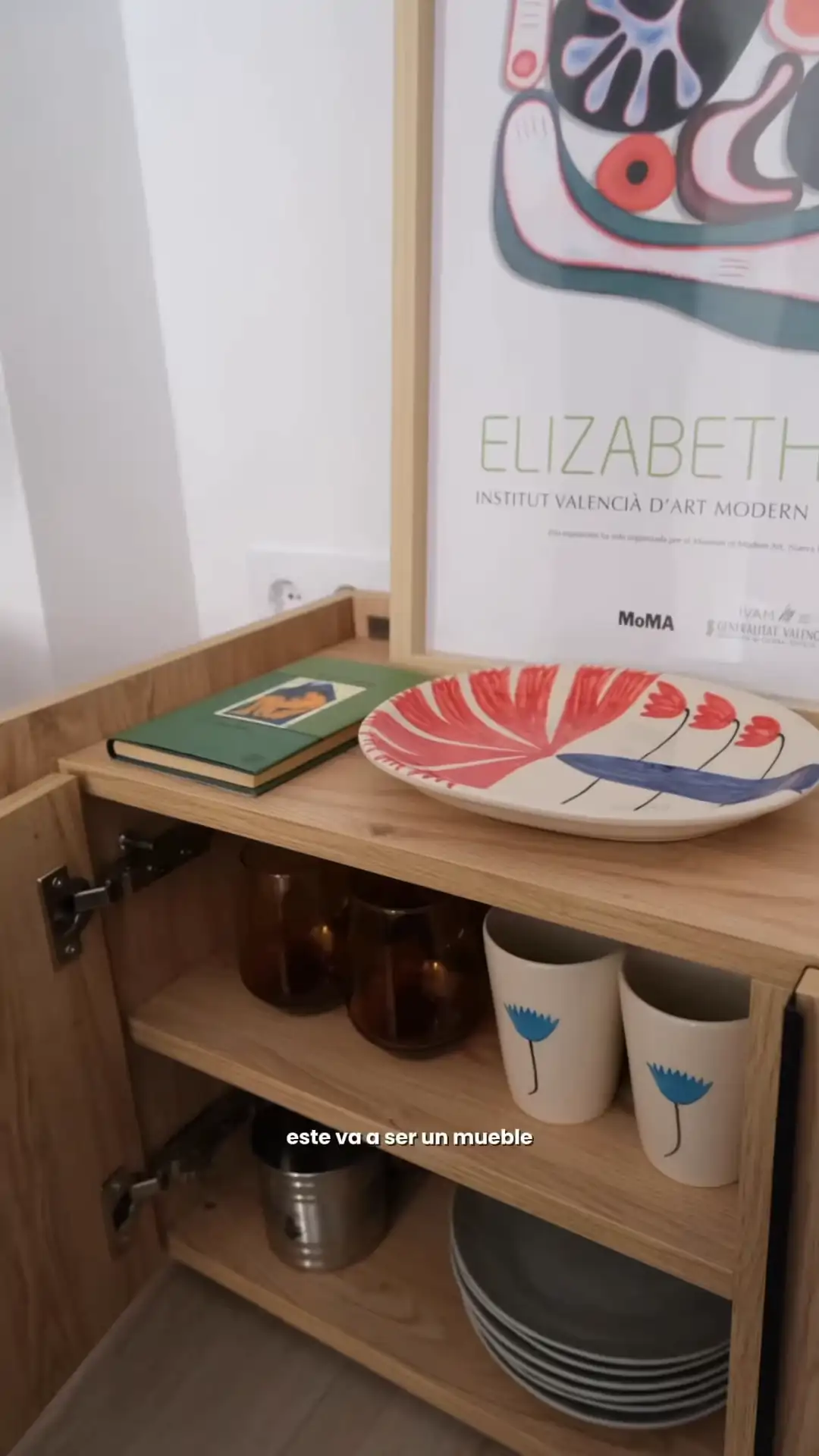 Un mueble en el salón en el que también se guarda la vajilla