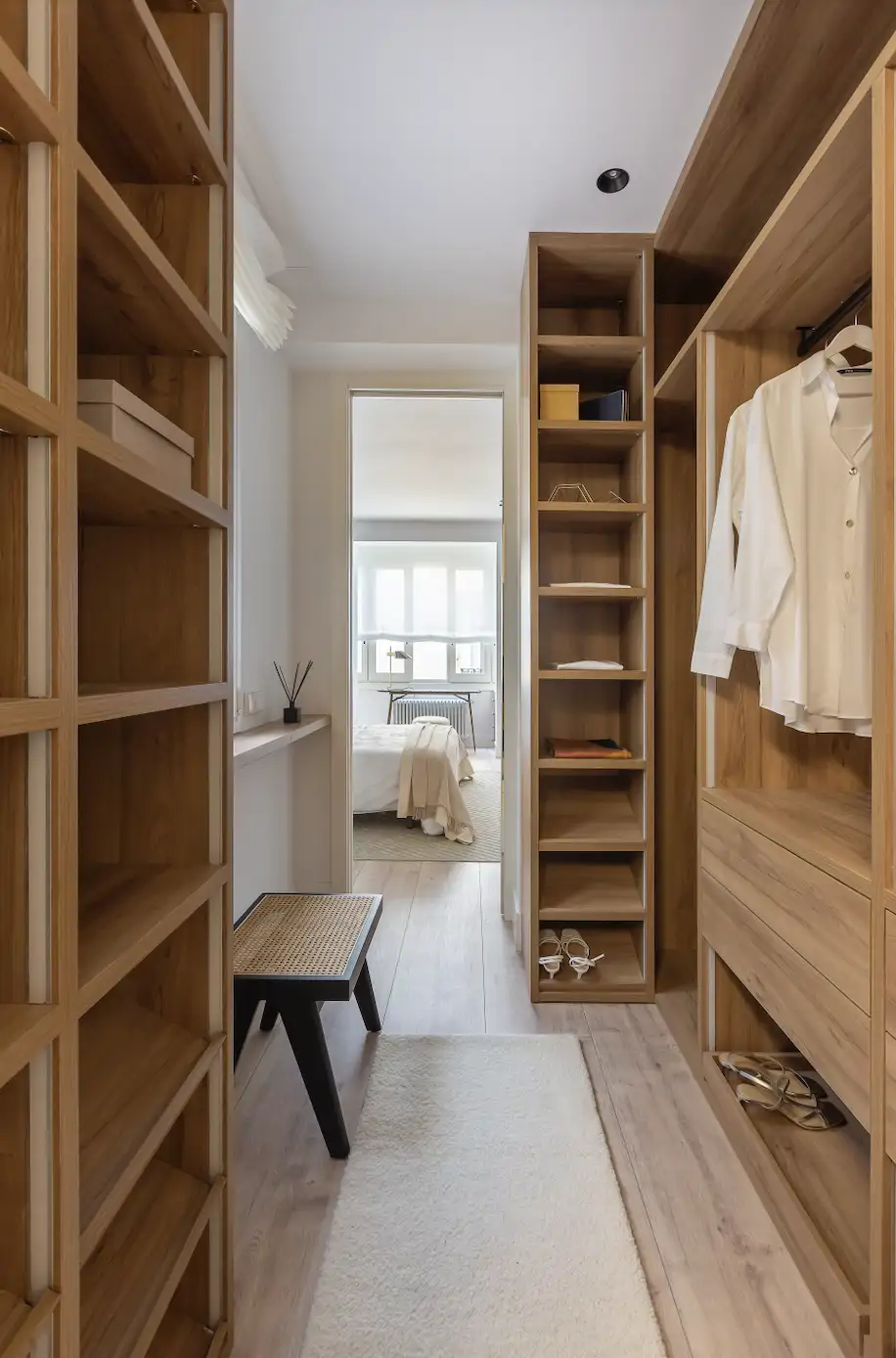 vestidor suite madera en zona de paso