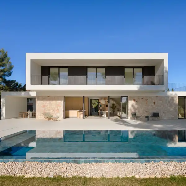 Una pareja belga compra una casa en Alicante para beneficiarse de la luz y la calma mediterránea: "aquí el tiempo se estira"