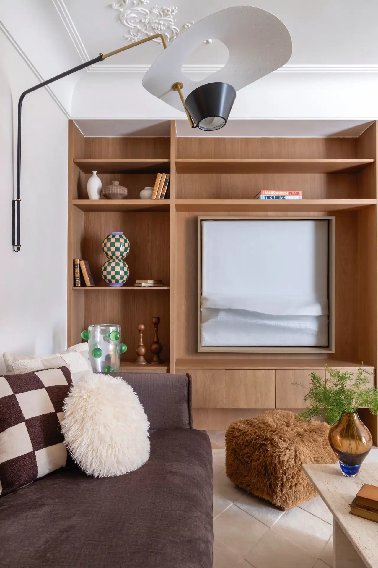 Salón con estantería de madera