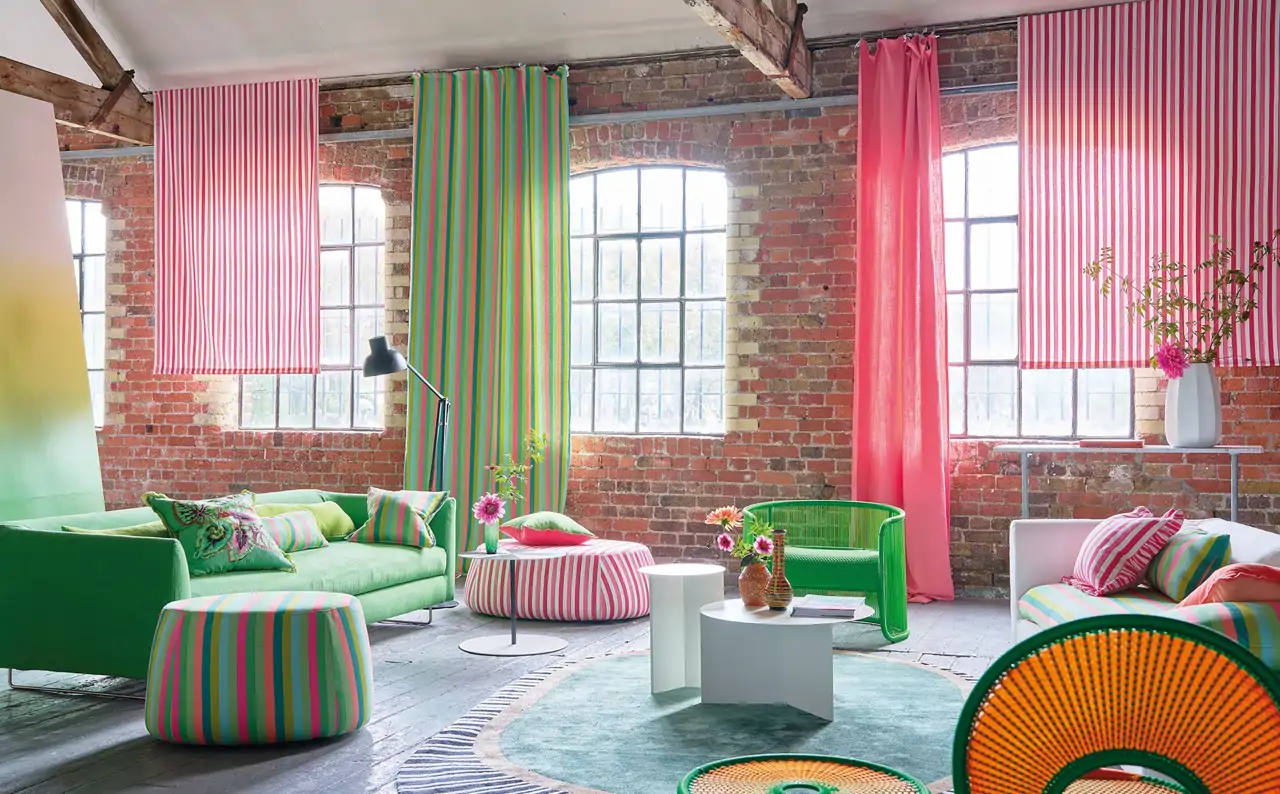 Salón lleno de color