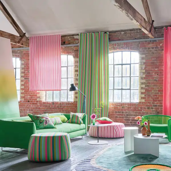 Salón lleno de color