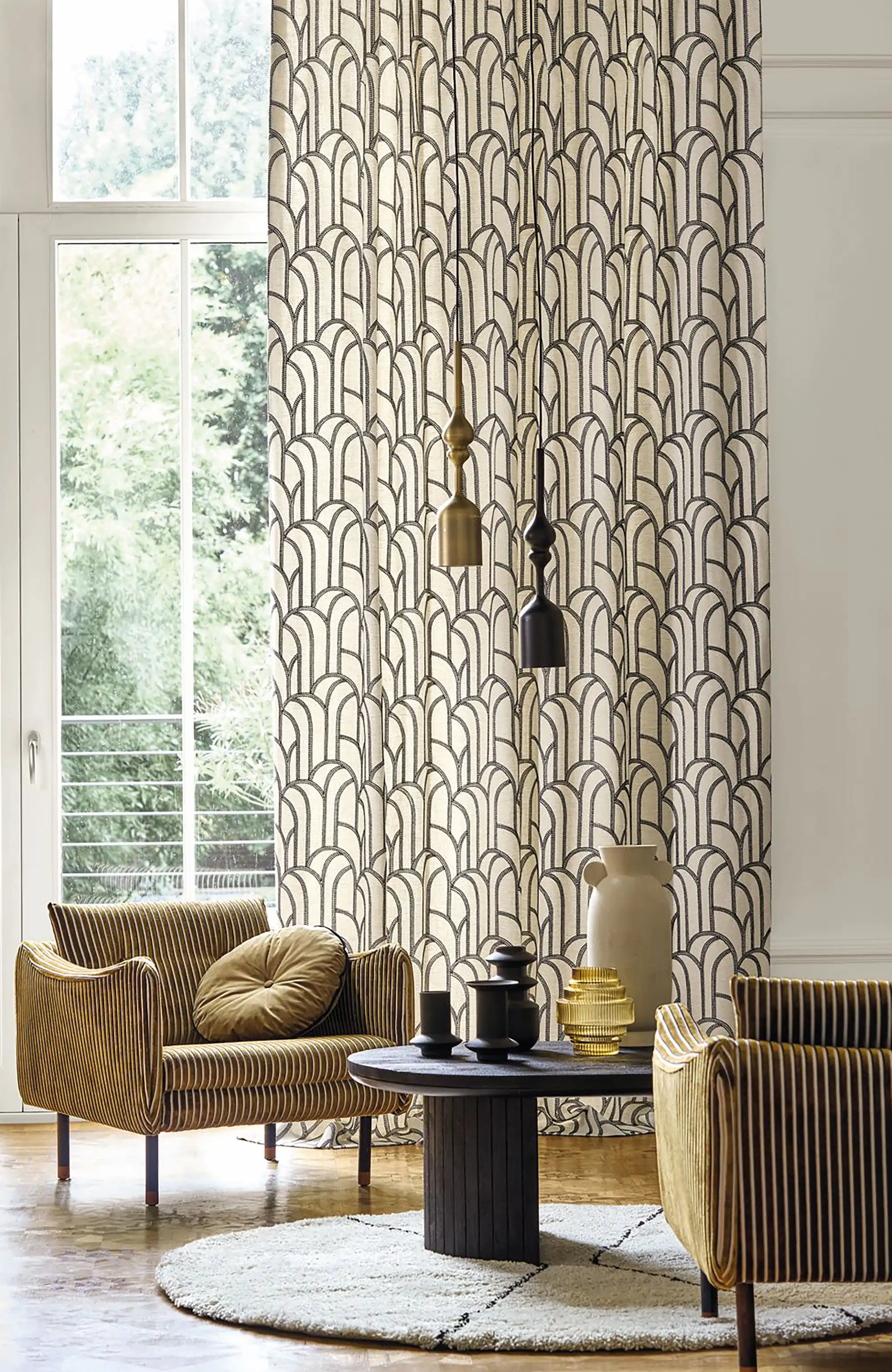 Salón mid century con cortinas emtampadas