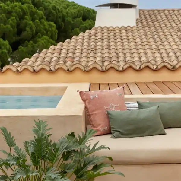 terraza con banco de obra y piscina 