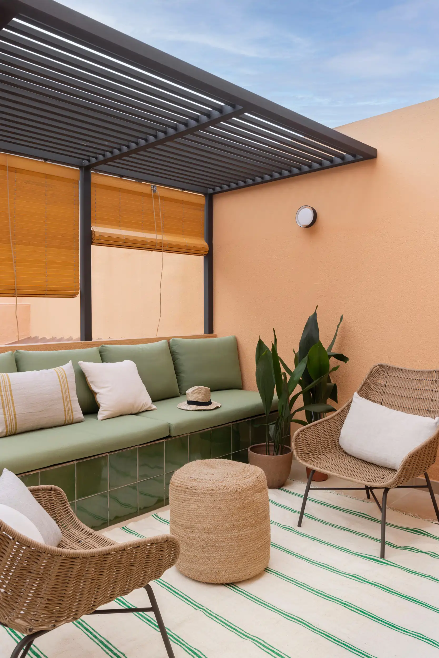 Terraza con pérgola y banco de obra