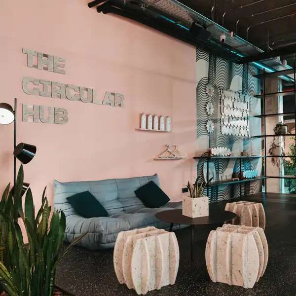 The Social Hub Barcelona, el hotel que propone dar una segunda vida al plástico usado por sus huéspedes