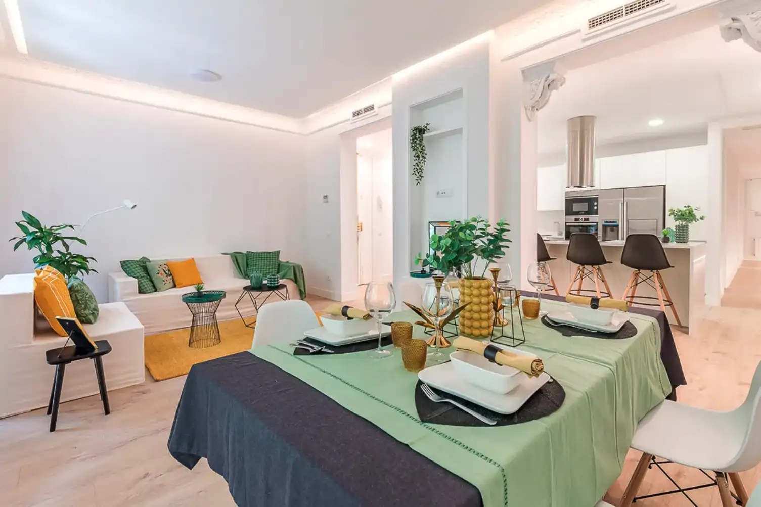 Home Staging en el salón-comedor de una vivienda de alto standing con mobiliario efímero en el barrio de Salamanca, Madrid. El piso se vendió en solo una semana