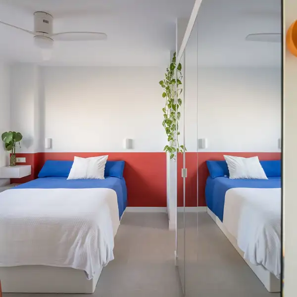 Adiós cabeceros blancos y neutros: 10 alternativas vistas en dormitorios con paredes blancas y toques de color 