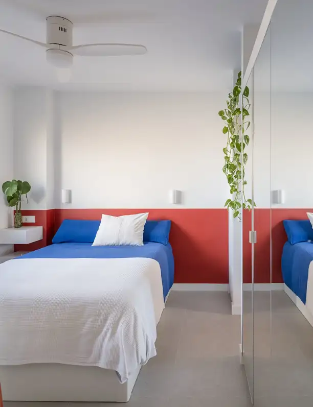 Adiós cabeceros blancos y neutros: 10 alternativas vistas en dormitorios con paredes blancas y toques de color 