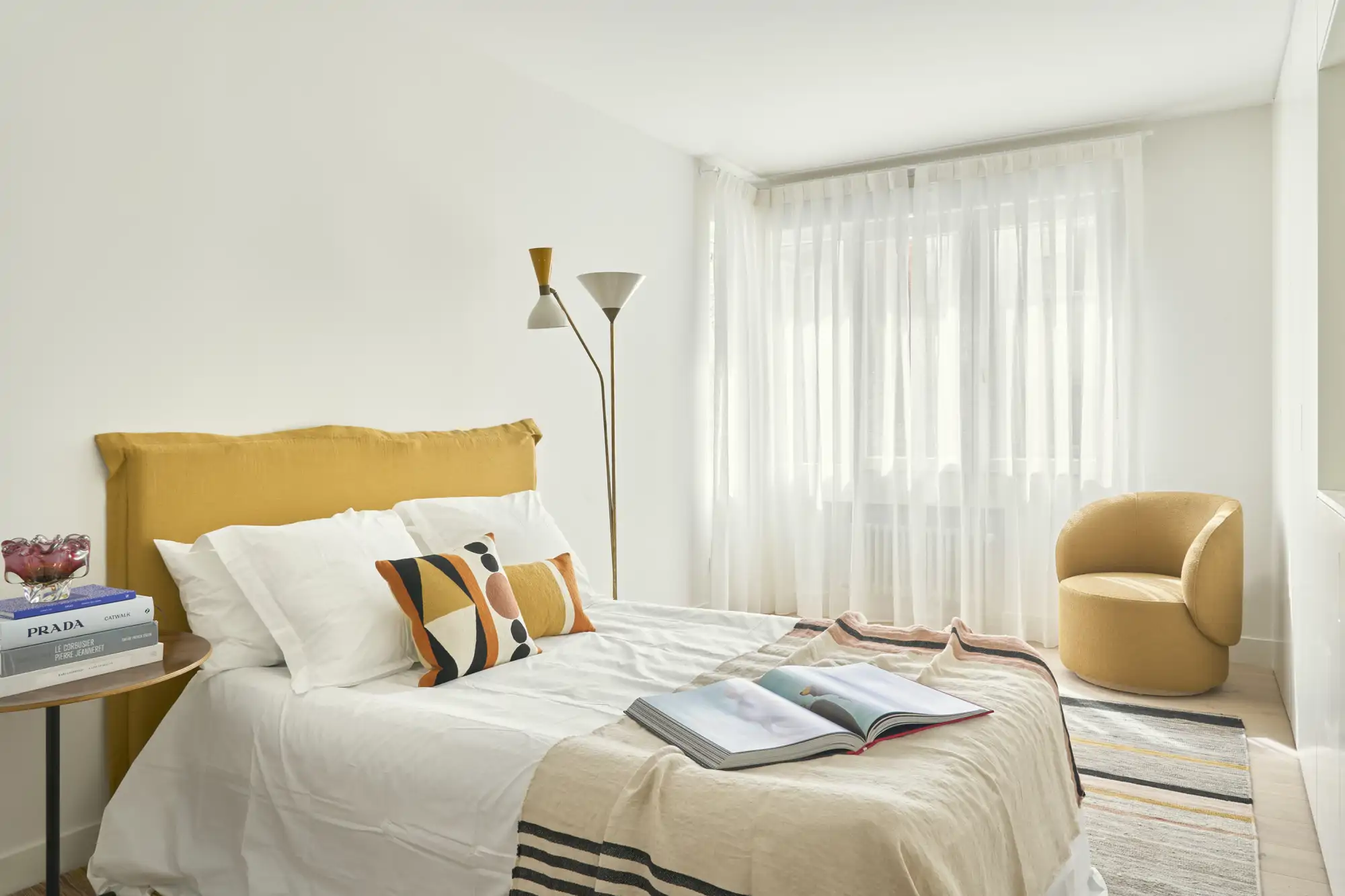 dormitorio en blanco y toques mostaza