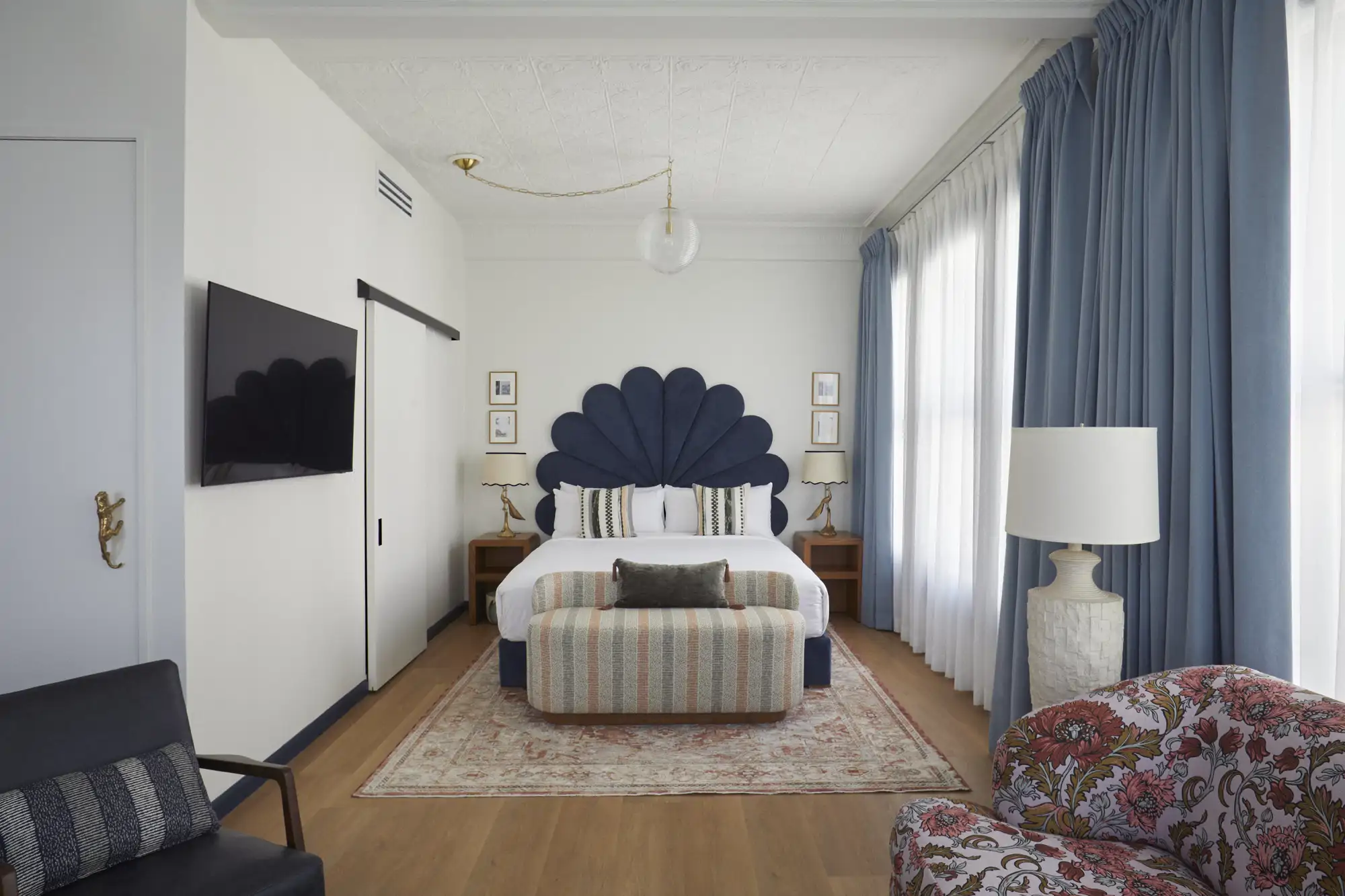 Dormitorios decorados al mínimo detalle para una experiencia de hogar.