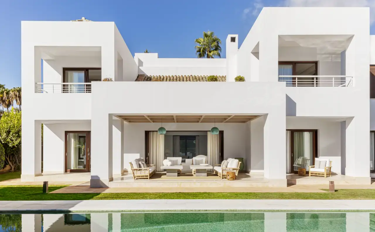 La vivienda se ubica en la exclusiva urbanización Altos Reales, en Sierra Blanca, Marbella, y cuenta con más de 360 metros cuadrados.