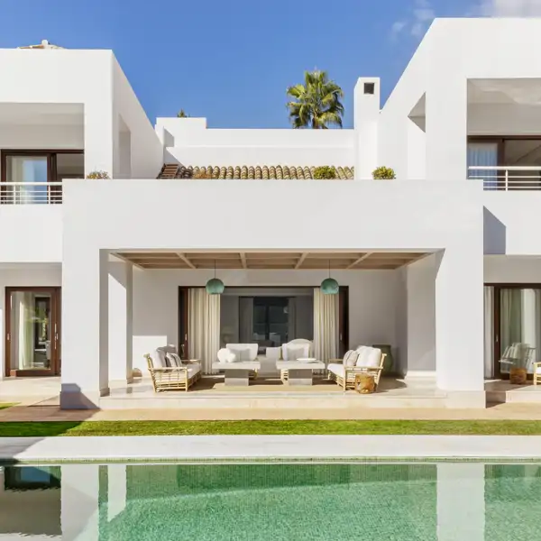 En esta casa con jardín de Marbella son vacaciones todo el año. Y se ha conseguido sin grandes obras, solo con el trabajo de interiorismo