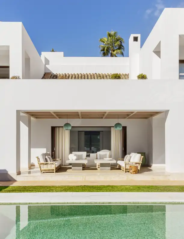 En esta casa con jardín de Marbella son vacaciones todo el año. Y se ha conseguido sin grandes obras, solo con el trabajo de interiorismo