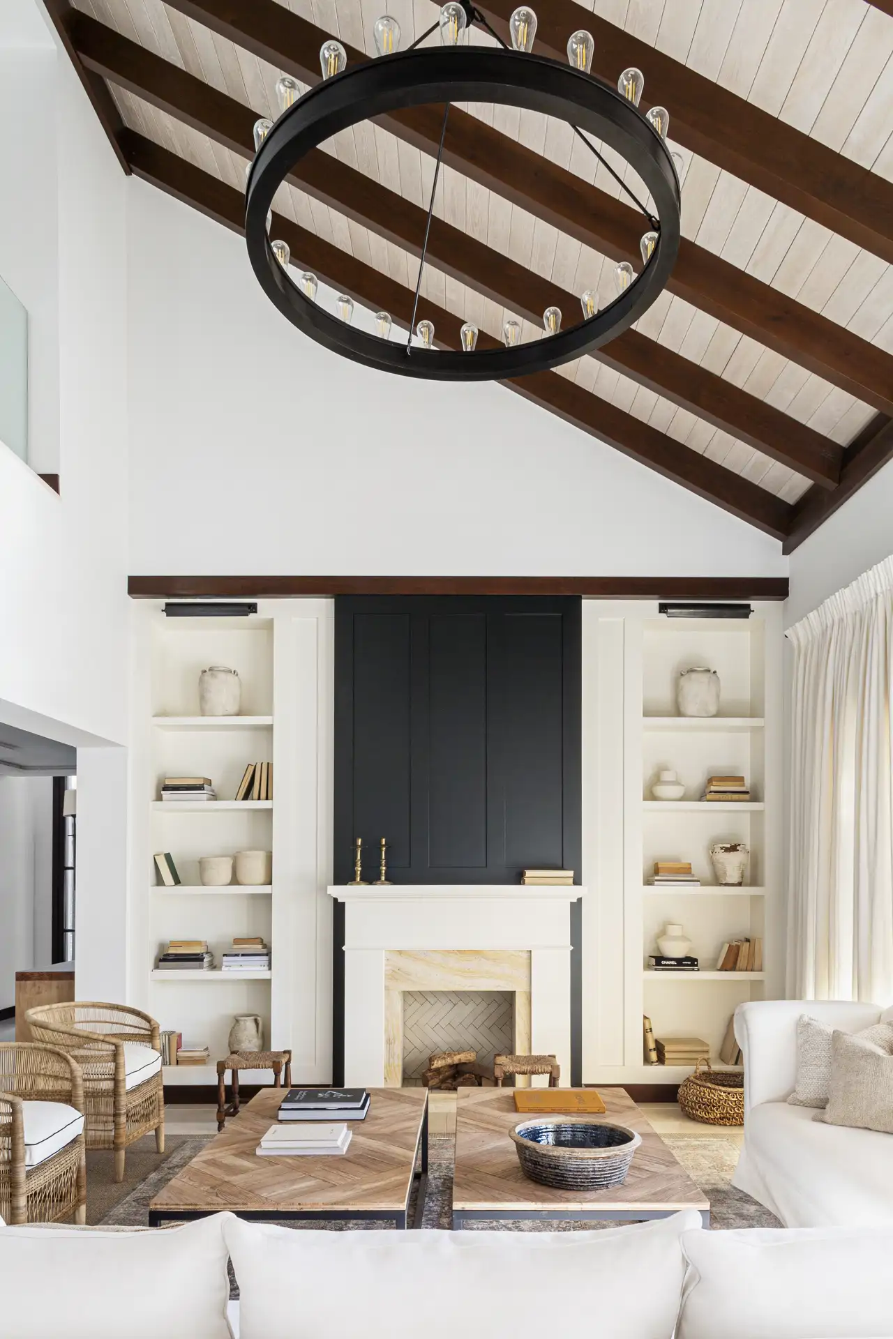salon con chimenea y techo inclinado vigas madera