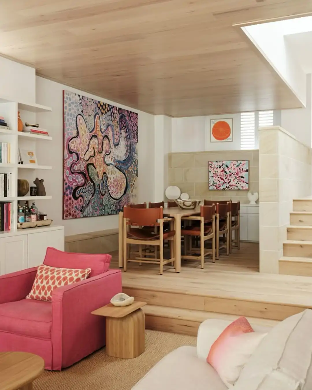 Casa con base neutra y decoración en color