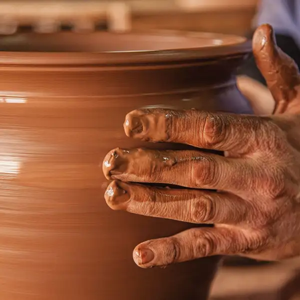 El latido del barro: 5 historias de alfareros actuales que se dejan el alma en un oficio que nunca se apaga