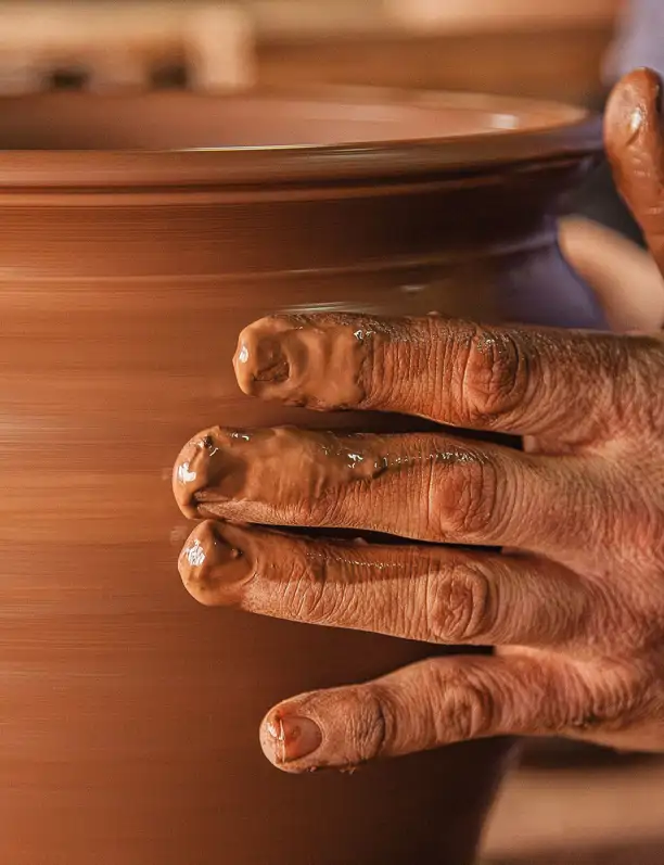 El latido del barro: 5 historias de alfareros actuales que se dejan el alma en un oficio que nunca se apaga