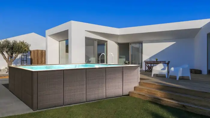Una piscina prefabricada elevada de poliester