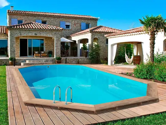 Una piscina prefabricada para enterrar de madera
