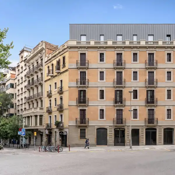 Fachada del edificio de viviendas París 198.