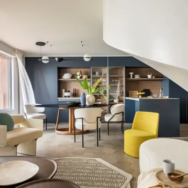 Un apartamento de 165 m2 que conecta pasado, presente y futuro en la Costa Azul: formas orgánicas, arquitectura escultórica y vistas al mar