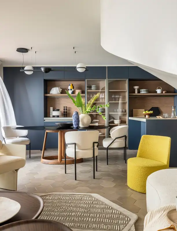Un apartamento de 165 m2 que conecta pasado, presente y futuro en la Costa Azul: formas orgánicas, arquitectura escultórica y vistas al mar