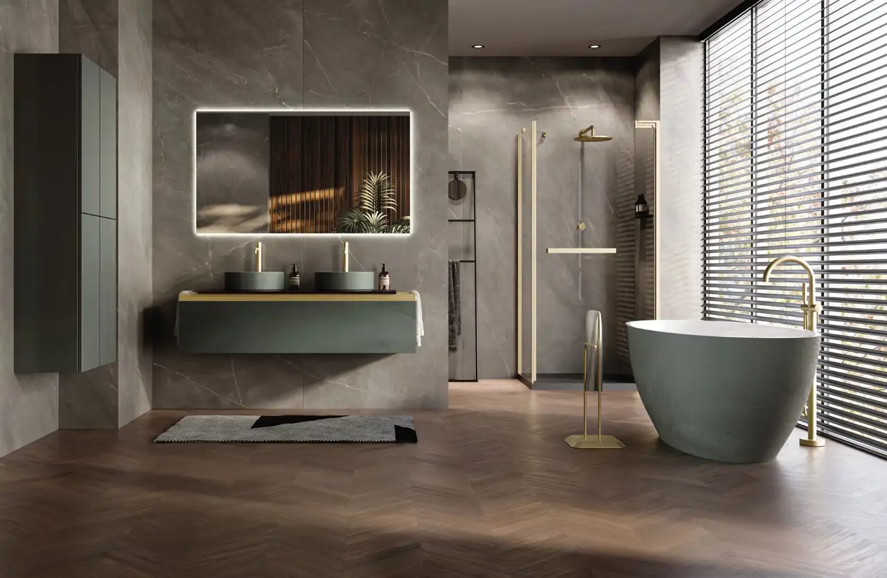 Baño oscuro con bañera exenta y persianas venecianas